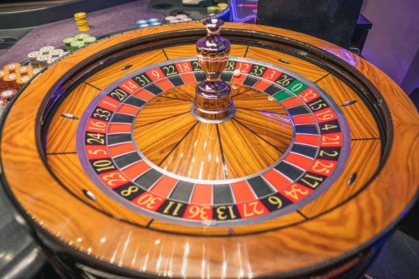 Roulette là một trò chơi mang tính hên xui may rủi rất cao nhưng luôn có sức hút với nhiều người chơi